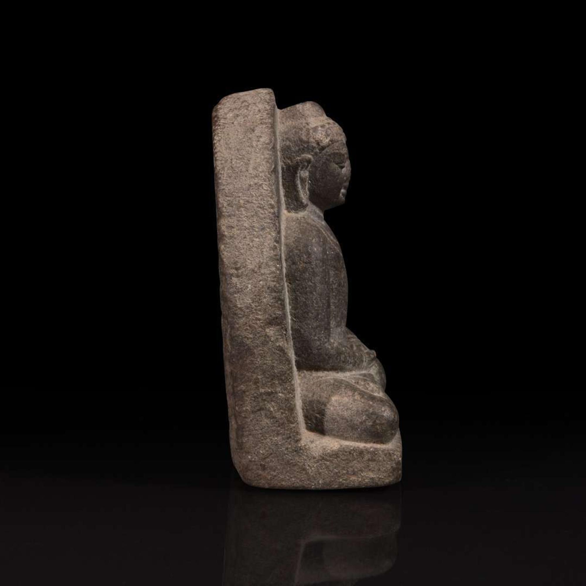 An Indian or Nepalese carved stone Buddha 印度或尼泊尔石雕佛像 12th century or earlier ???????