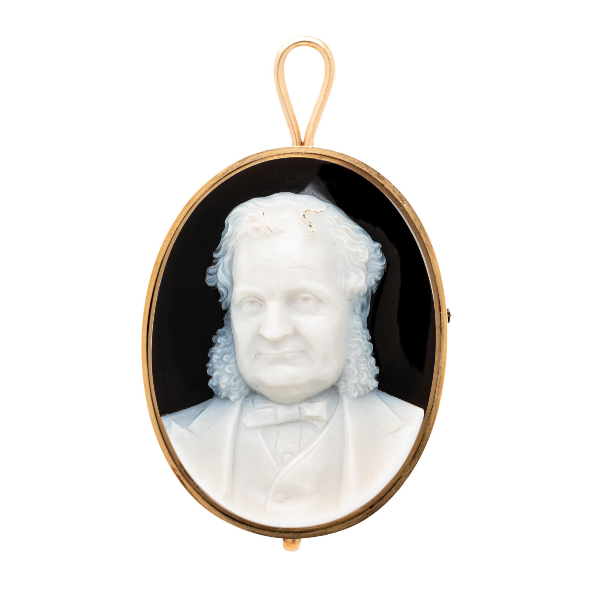 VICTORIAN, YELLOW GOLD AGATE CAMEO PENDANT BROOCH