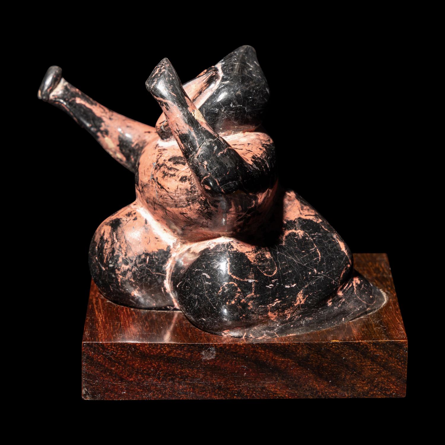 A Chinese Black and Red Lacquered Pottery 'Dancing Figure', Warring States or Later 戰國或以後 黑陶朱漆舞俑