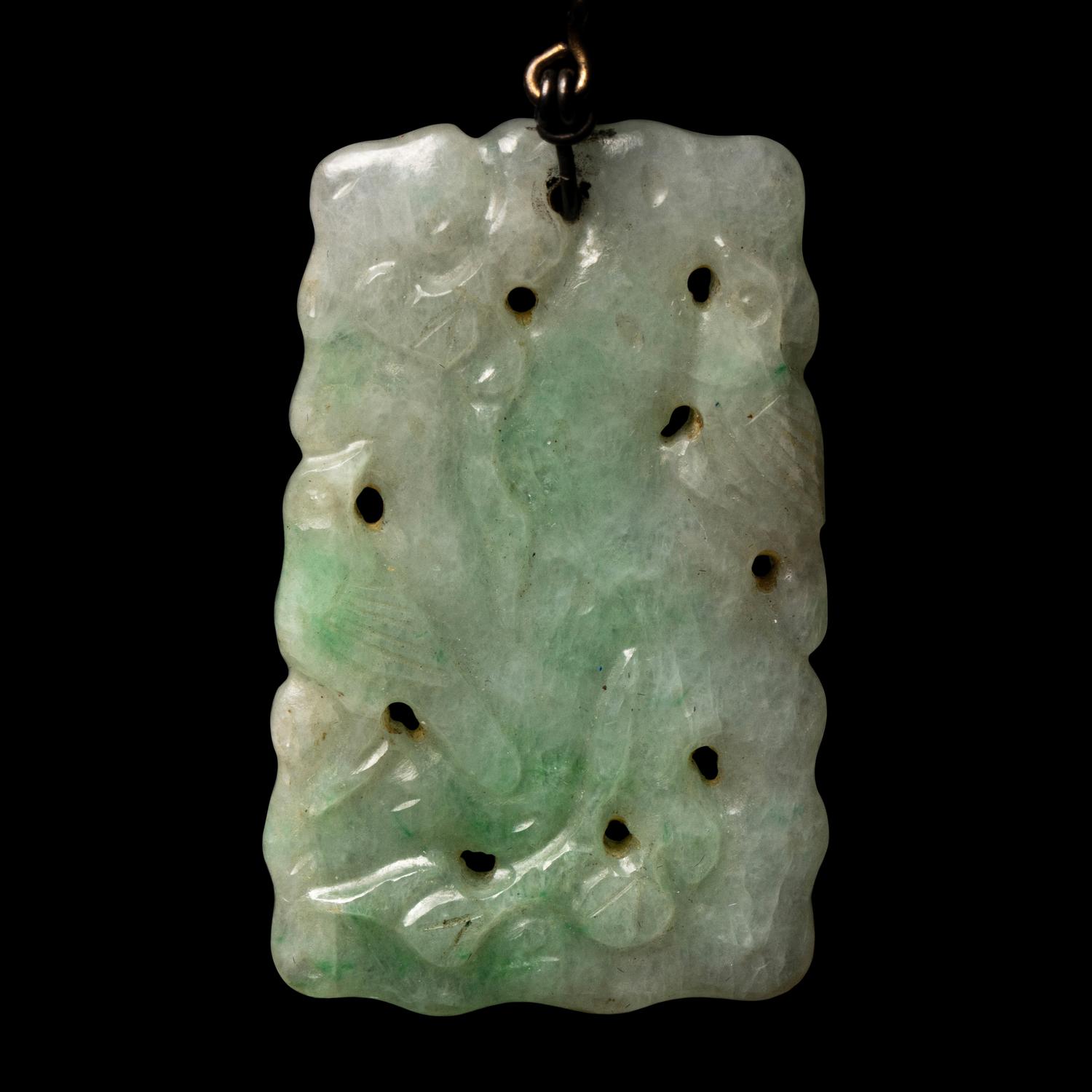 Three Chinese Jade and Jadeite Jewelry Items, 19th Century 清 翡翠、白玉首飾一組三件