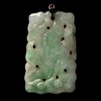 Three Chinese Jade and Jadeite Jewelry Items, 19th Century 清 翡翠、白玉首飾一組三件