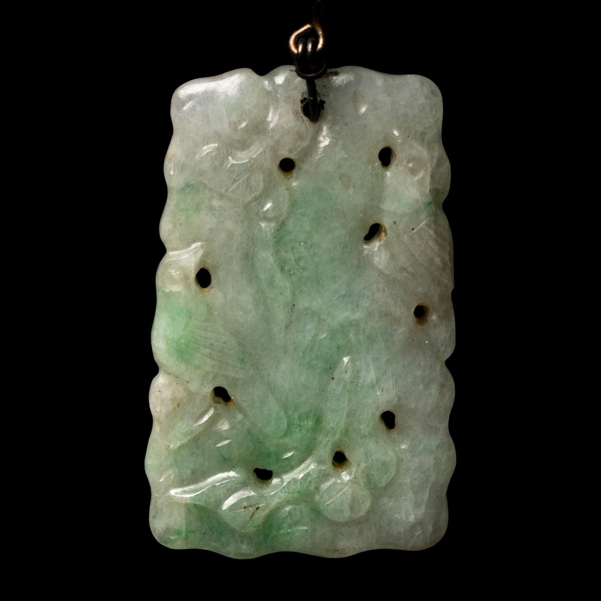 Three Chinese Jade and Jadeite Jewelry Items, 19th Century 清 翡翠、白玉首飾一組三件