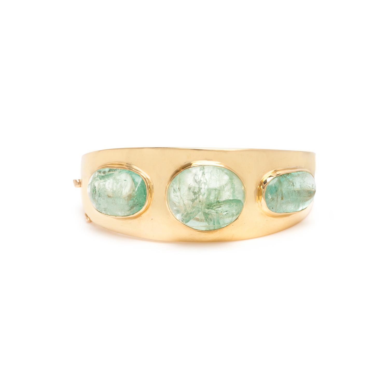 YELLOW GOLD AND GREEN BERYL BANGLE BRACELET