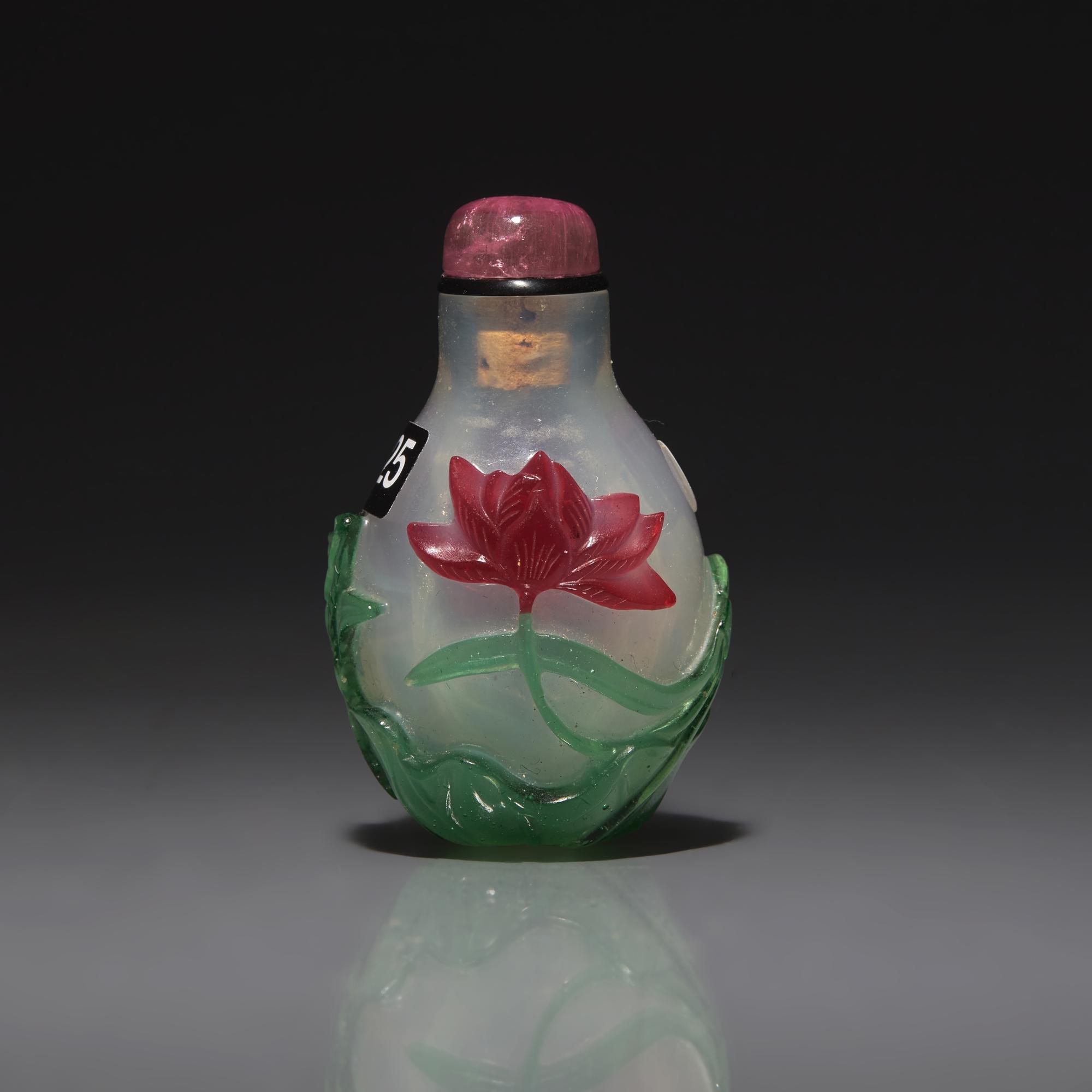 A Small Chinese Multicolor Overlay Glass Snuff Bottle, Circa 1750-1820 1750-1820年 雪霏地套料荷花圖鼻烟壺