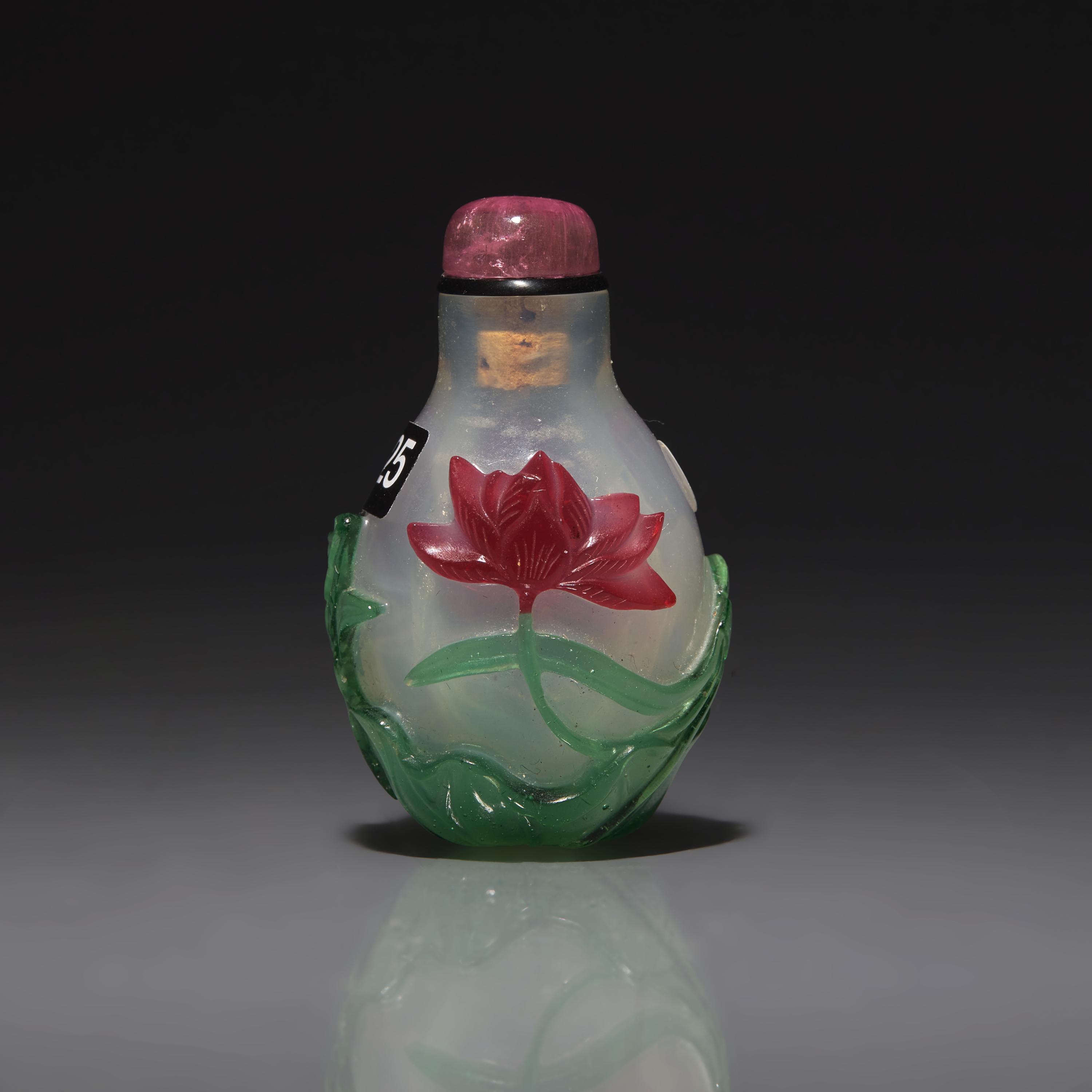 A Small Chinese Multicolor Overlay Glass Snuff Bottle, Circa 1750-1820 1750-1820年 雪霏地套料荷花圖鼻烟壺