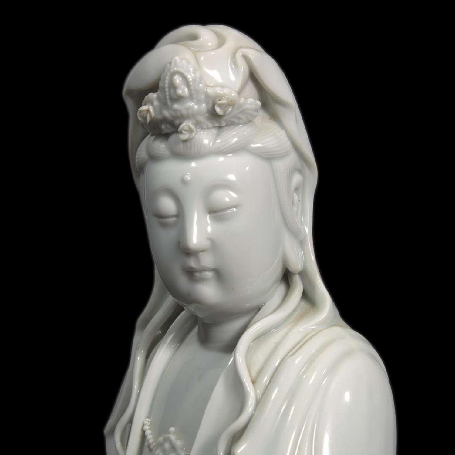 A Chinese blanc de Chine figure of Guanyin, with Japanese gilt-lacquered stand 白瓷观音像及日本底座