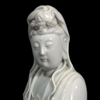 A Chinese blanc de Chine figure of Guanyin, with Japanese gilt-lacquered stand 白瓷观音像及日本底座
