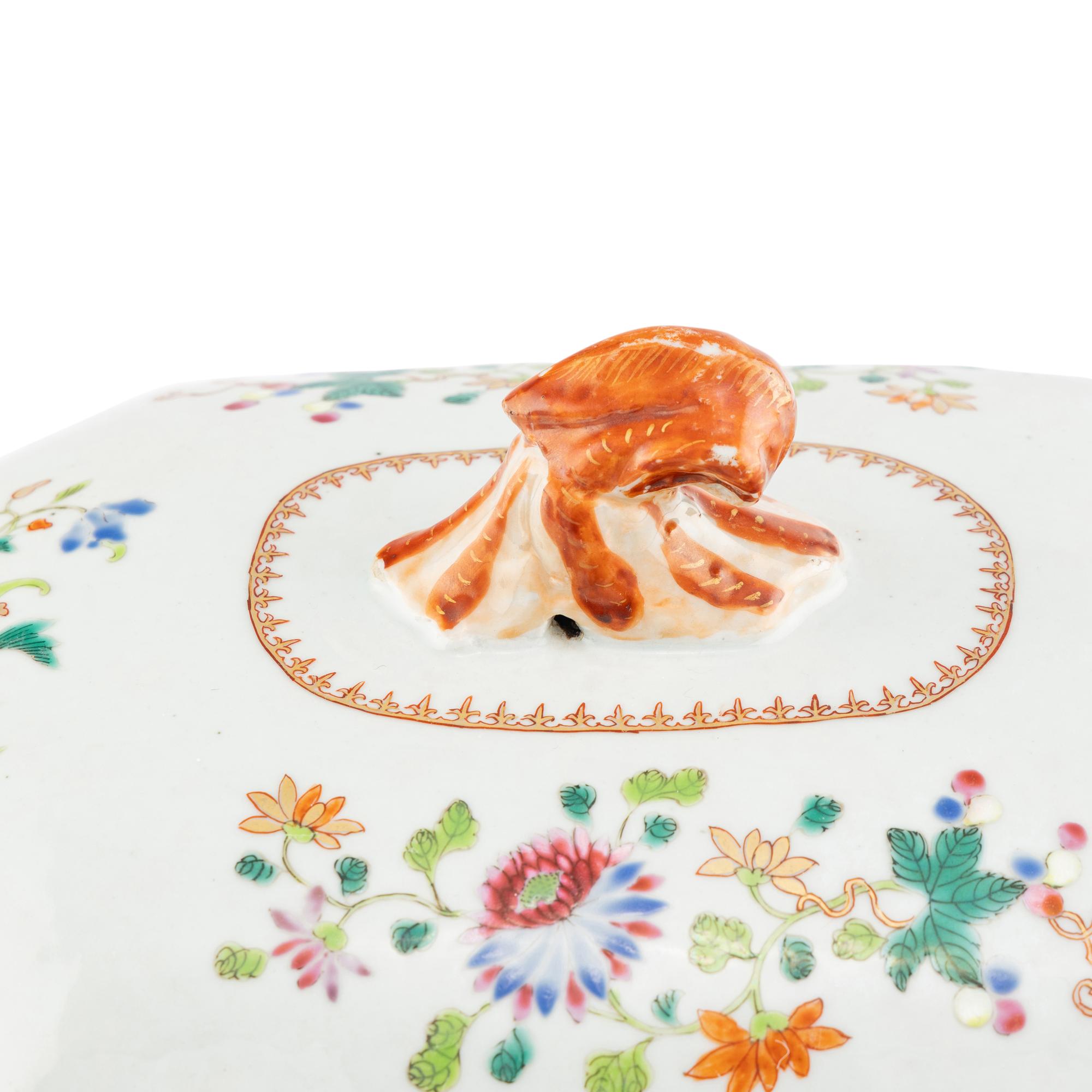 A Chinese Export Porcelain Covered Tureen
