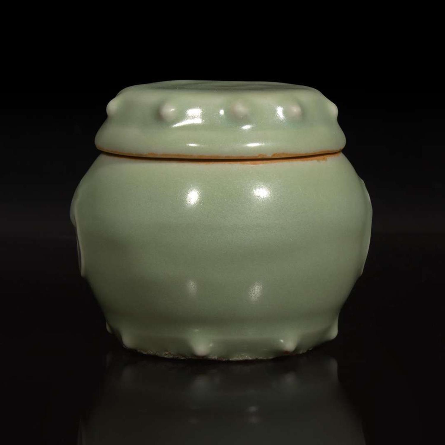 A Chinese Longquan celadon small covered jar 龍泉窯青釉小蓋罐 Ming dynasty or later ????