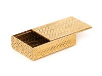 ITALIAN, YELLOW ENGINE TURNED GOLD PILL BOX
