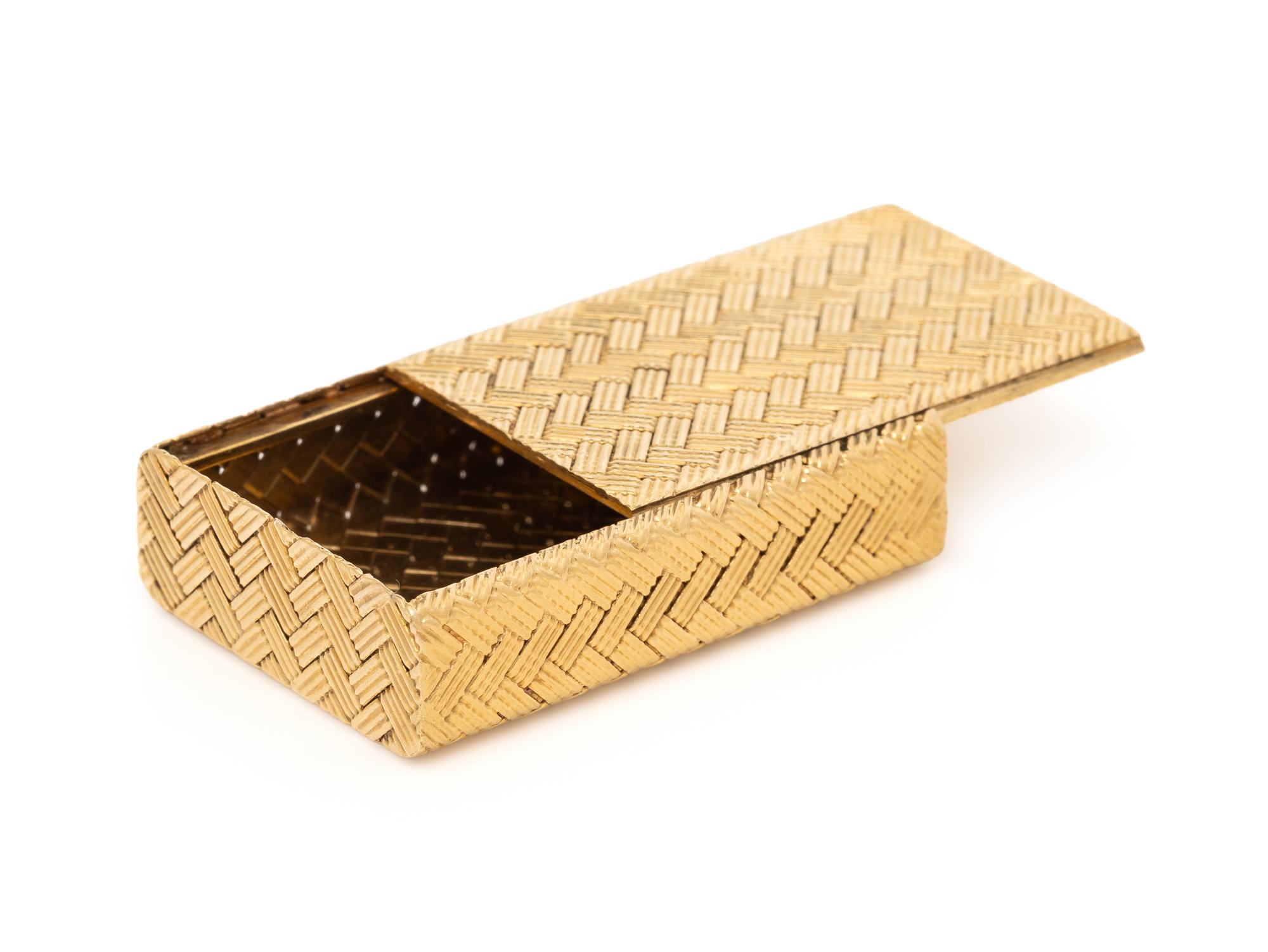 ITALIAN, YELLOW ENGINE TURNED GOLD PILL BOX