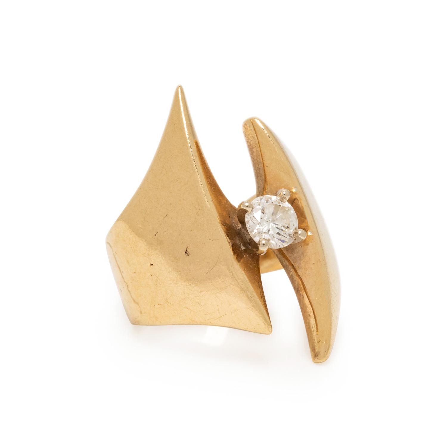 YELLOW GOLD AND DIAMOND RING