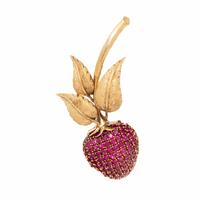 SYNTHETIC RUBY AND YELLOW GOLD STRAWBERRY BROOCH