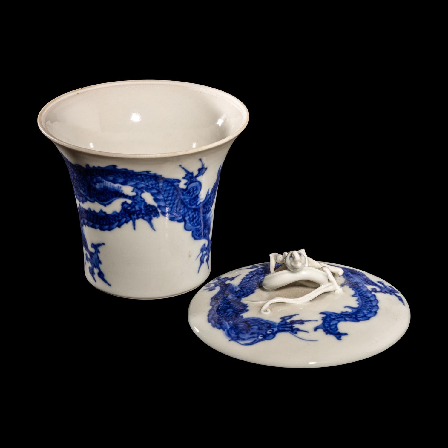 A Japanese Blue and White 'Dragon' Trumpet Cup and Cover by Makuzu Kozan (1842-1916) 宮川香山製青花敞口蓋杯