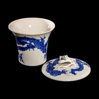 A Japanese Blue and White 'Dragon' Trumpet Cup and Cover by Makuzu Kozan (1842-1916) 宮川香山製青花敞口蓋杯