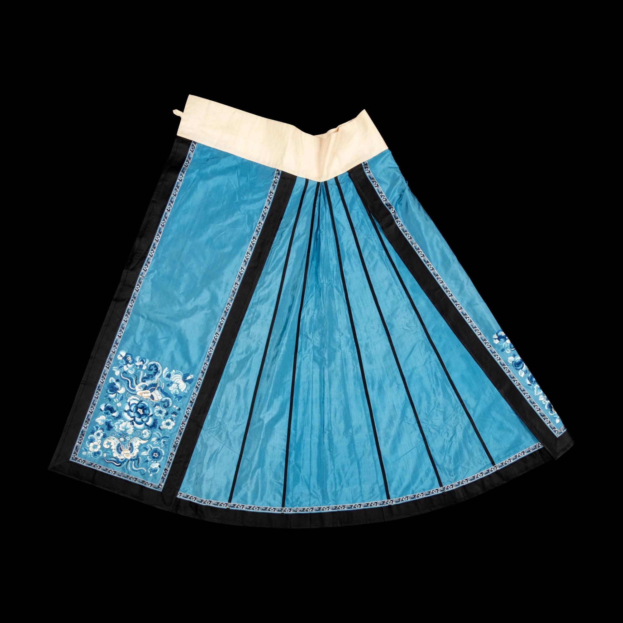 Two Chinese Embroidered Silk Skirts, 19th Century 清晚期 馬面裙兩件