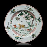 A Chinese Famille Verte 'Deer and Crane' Charger, Kangxi Period 清康熙 五彩鶴鹿同春圖盤