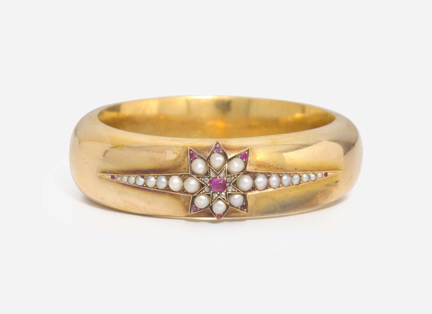A 14K Yellow Gold Victorian Bangle Bracelet