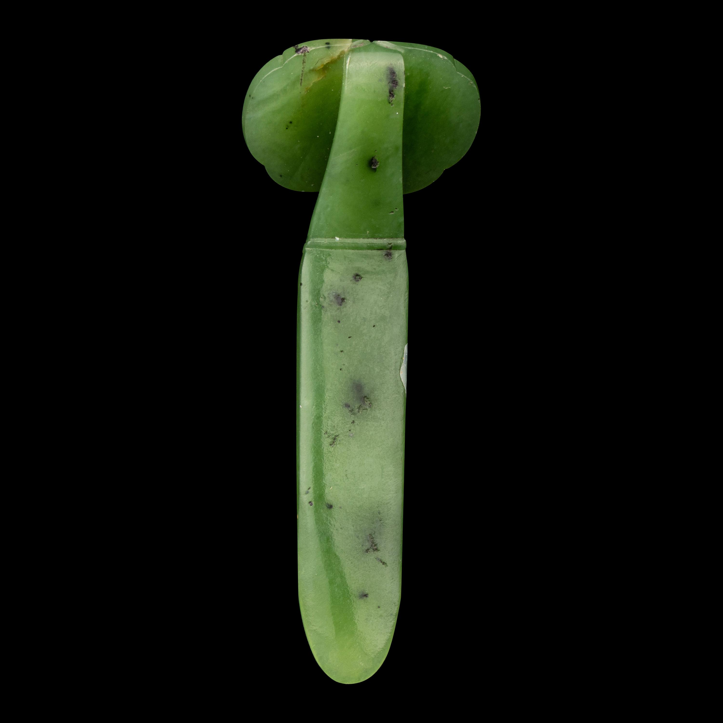 Three Chinese Jade and Jadeite Jewelry Items, 19th Century 清 翡翠、白玉首飾一組三件