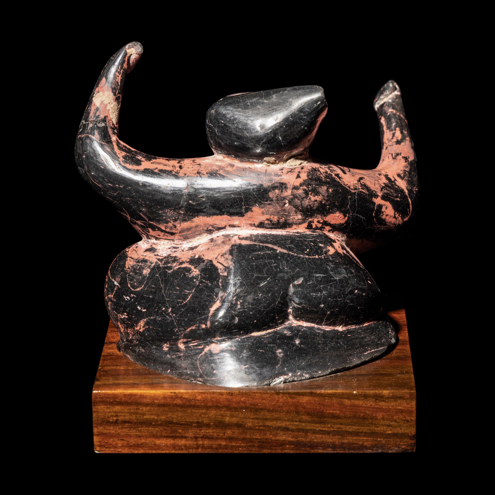A Chinese Black and Red Lacquered Pottery 'Dancing Figure', Warring States or Later 戰國或以後 黑陶朱漆舞俑