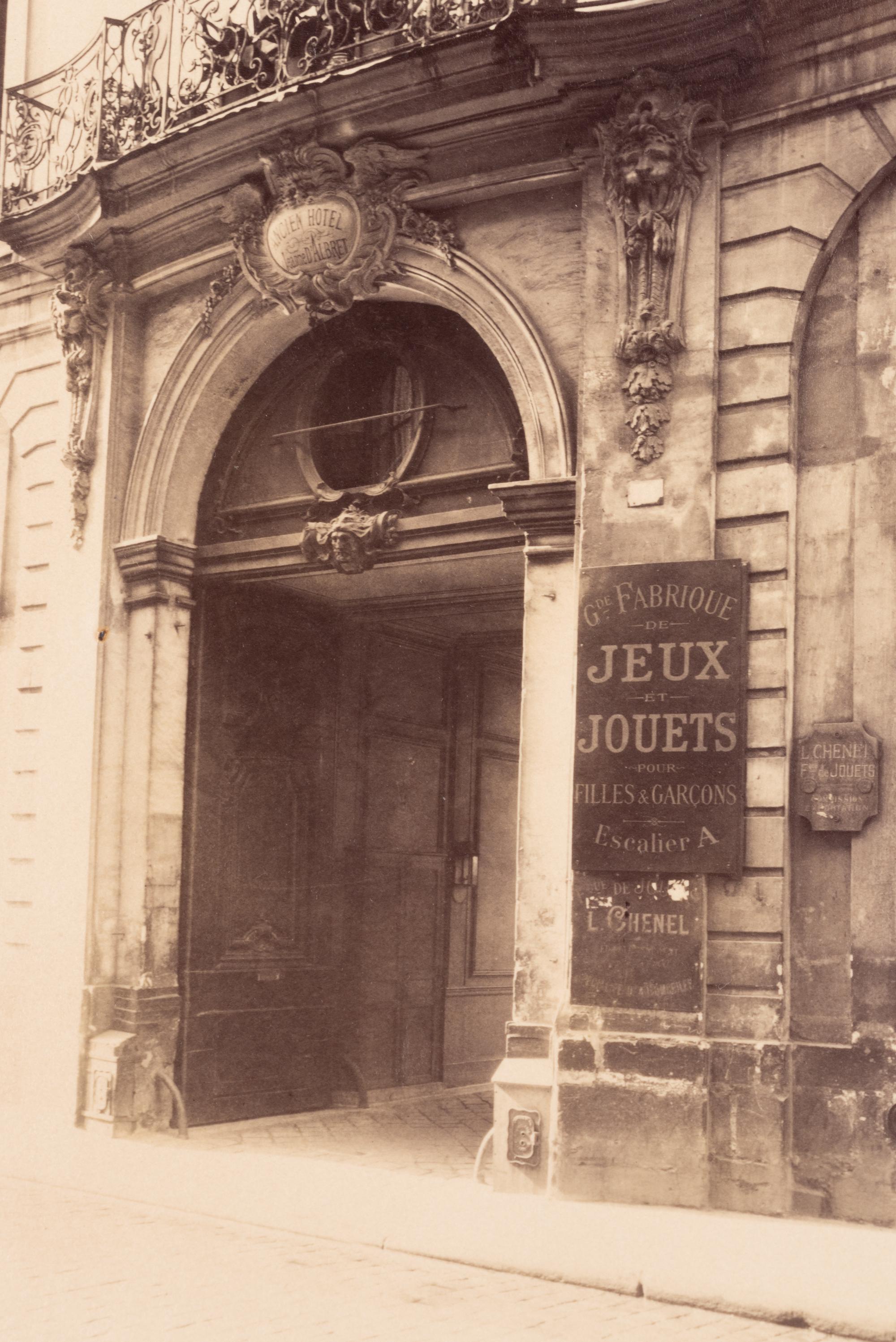 A pair of photographs ( Hôtel d'Allret, rue des Francs-Bourgeois 31 , 1911; Hôtel, places des Victoires 10 , 1913)