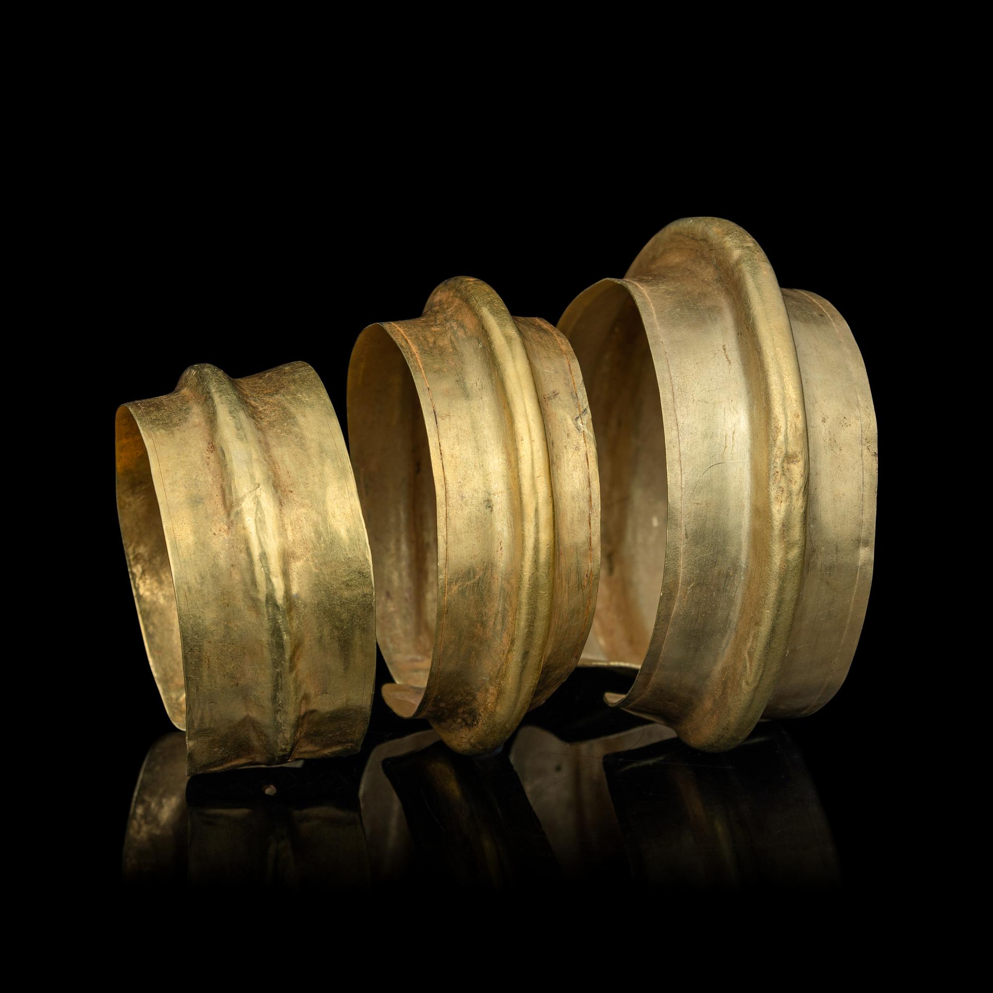 Three Chinese Gold Wrist Guard Bracelets, Southwest China, Yunan, Dian Kingdom 漢 古滇國金臂甲鐲一組三件