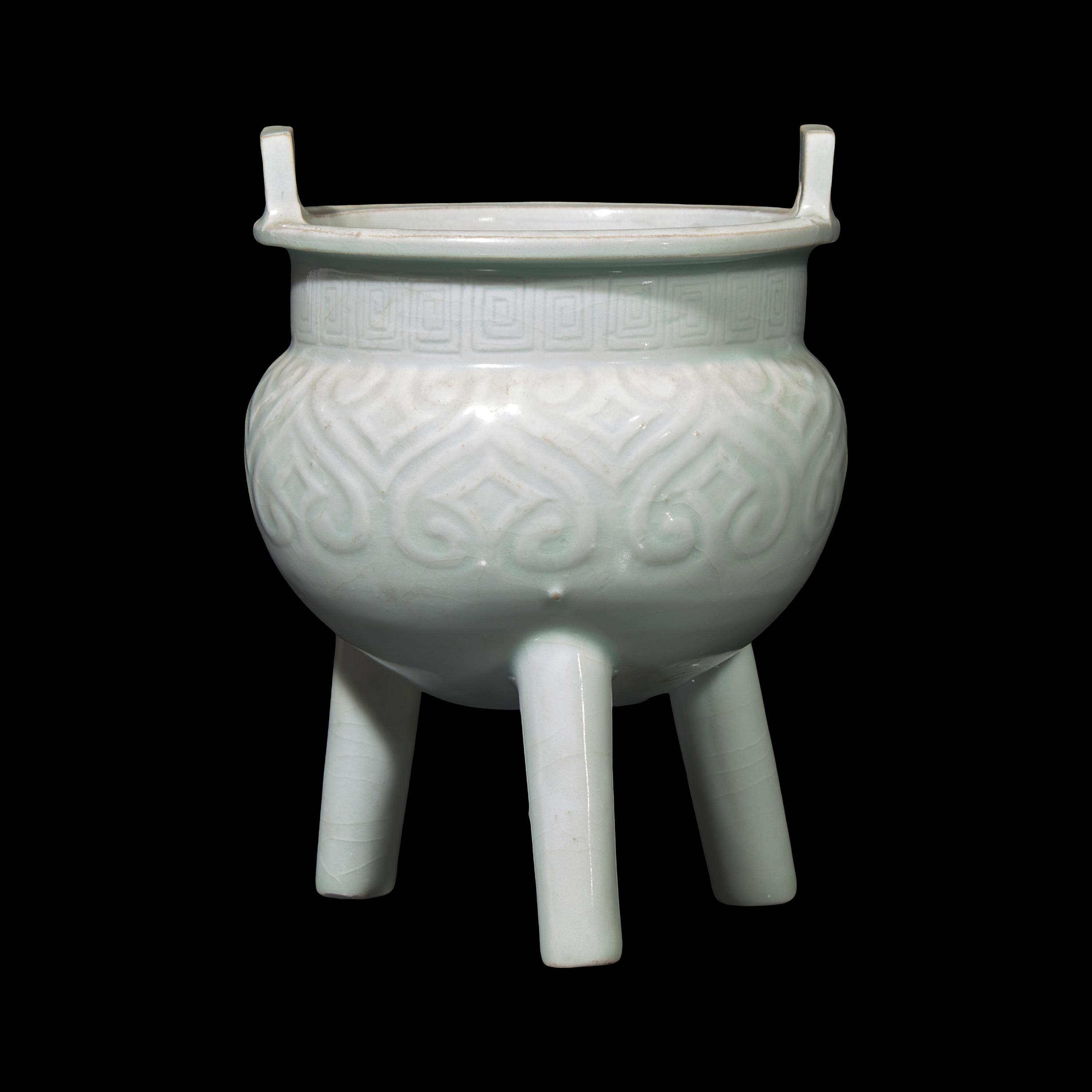 A Chinese Qingbai Style Molded Tripod Censor, Yuan Dynasty or Later 元或更晚 白釉如意紋瓷鼎