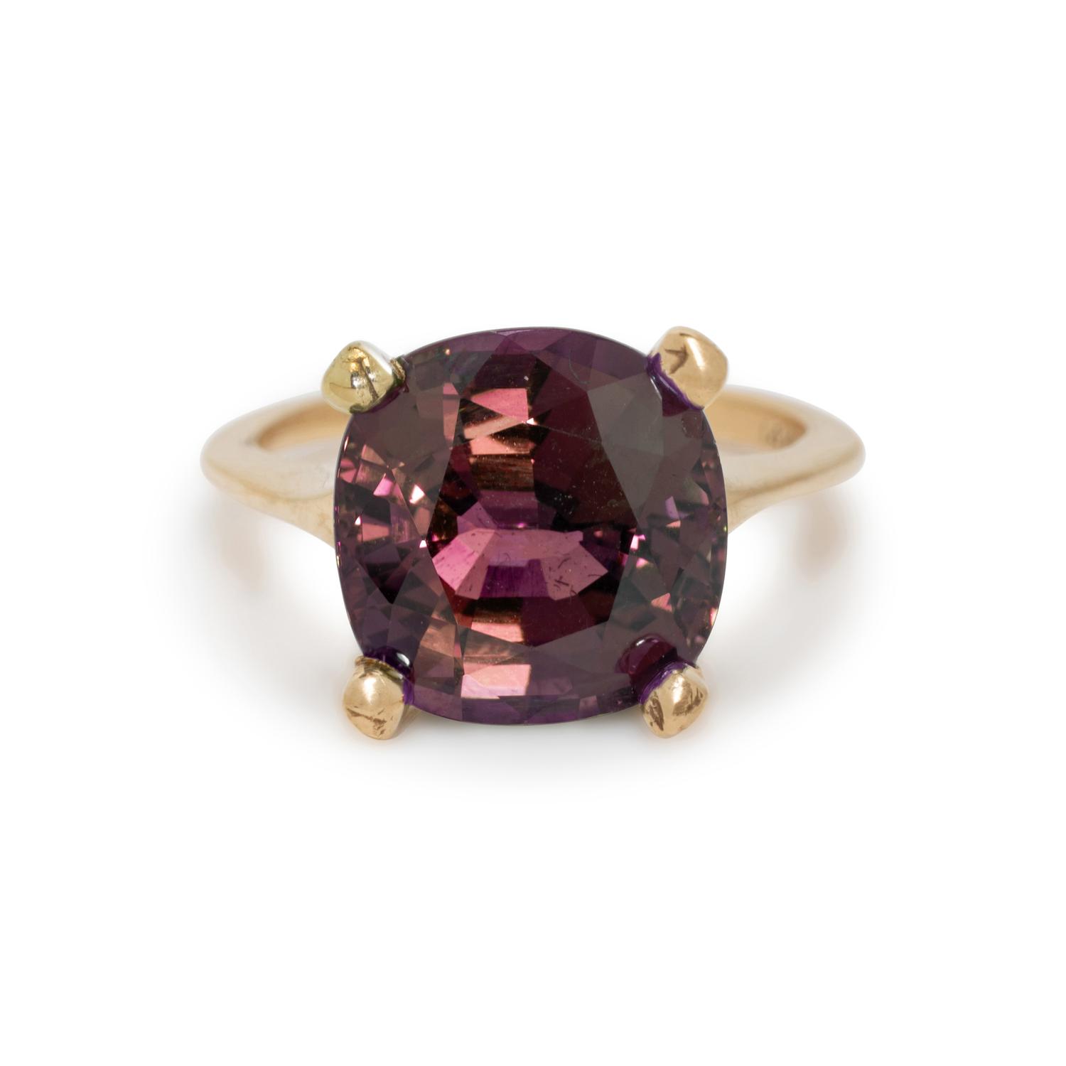 CEYLON ALEXANDRITE AND YELLOW GOLD RING