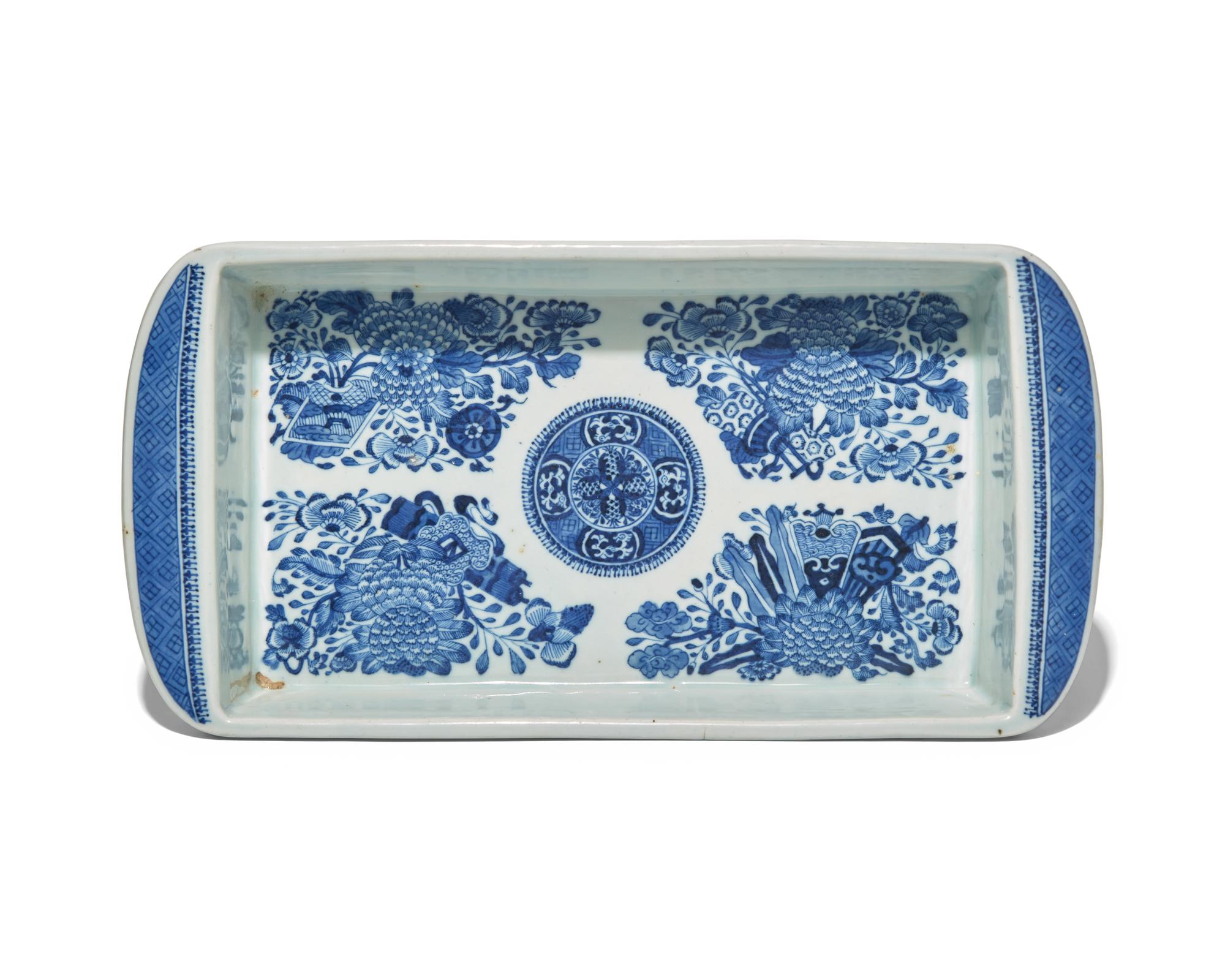 A Rare Chinese Export Porcelain Blue Fitzhugh Bulb Tray