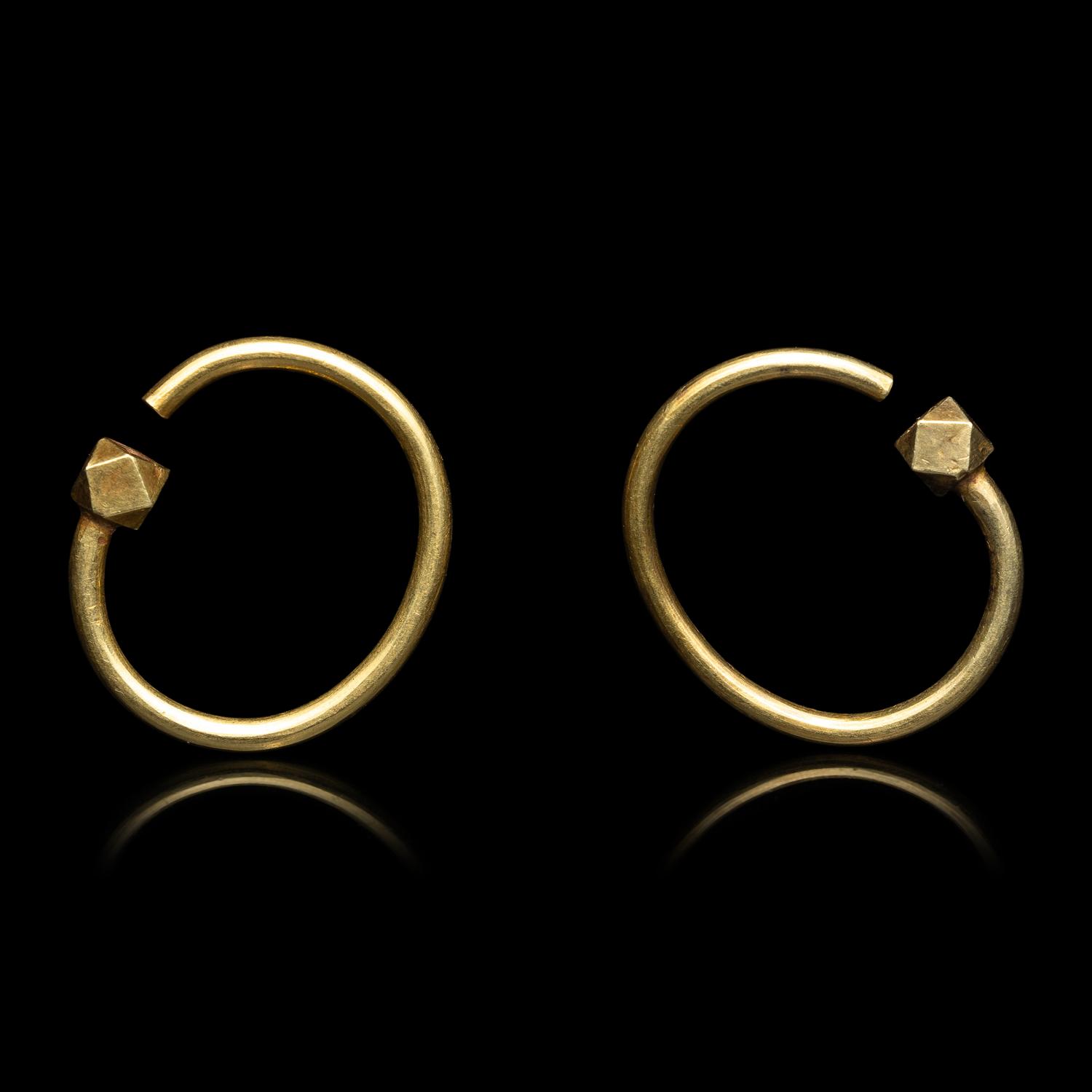 A Pair of Chinese Gold Earrings, Erhuan, Ming Dynasty or Earlier 明或更早 金耳環一對