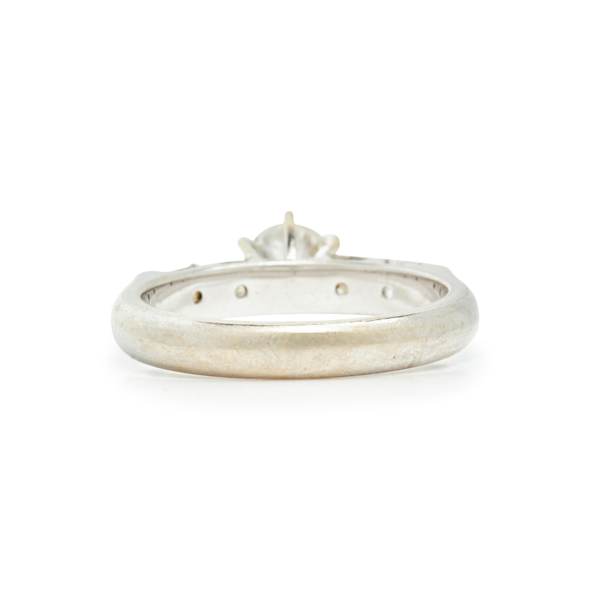 WHITE GOLD AND DIAMOND RING