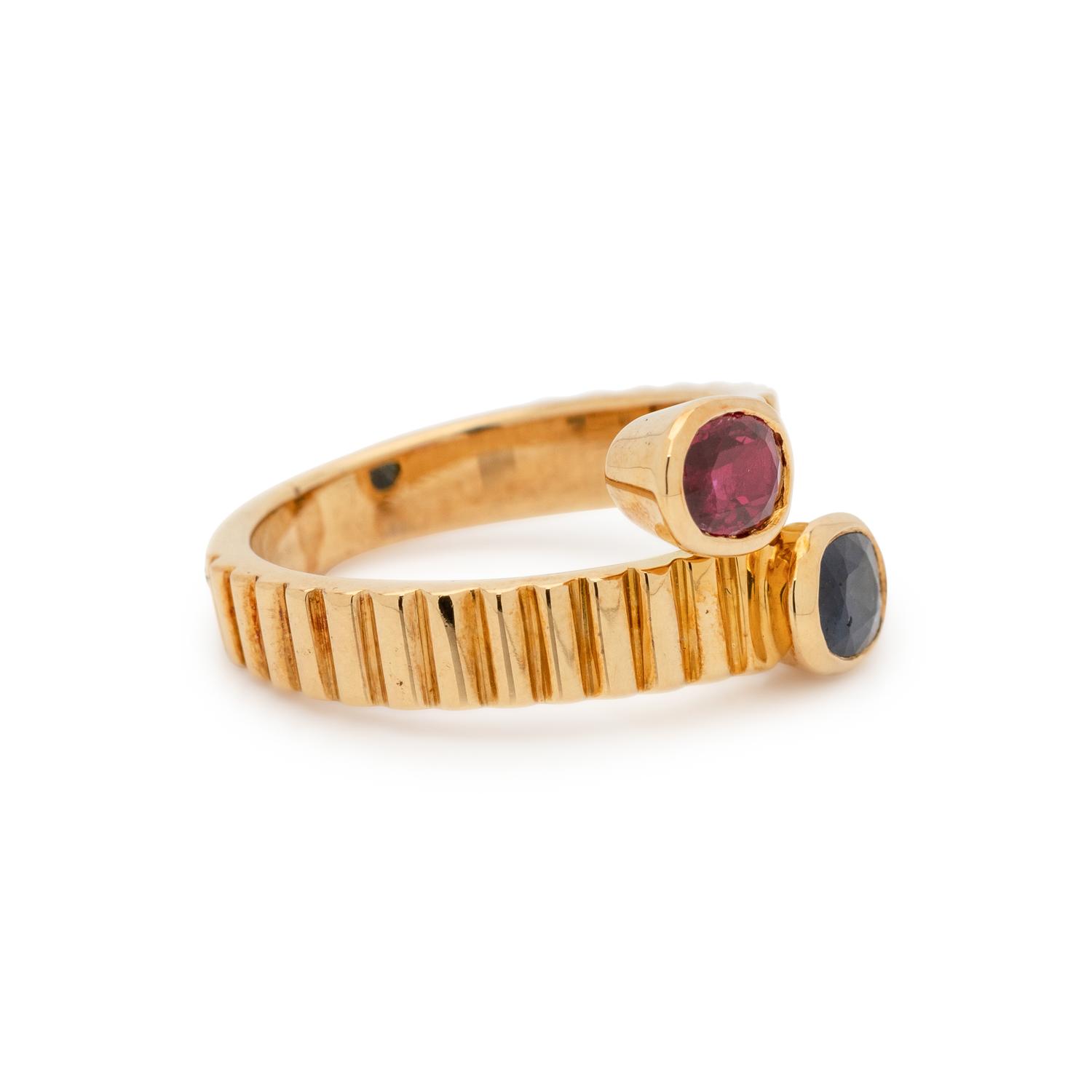 YELLOW GOLD, RUBY AND SAPPHIRE RING