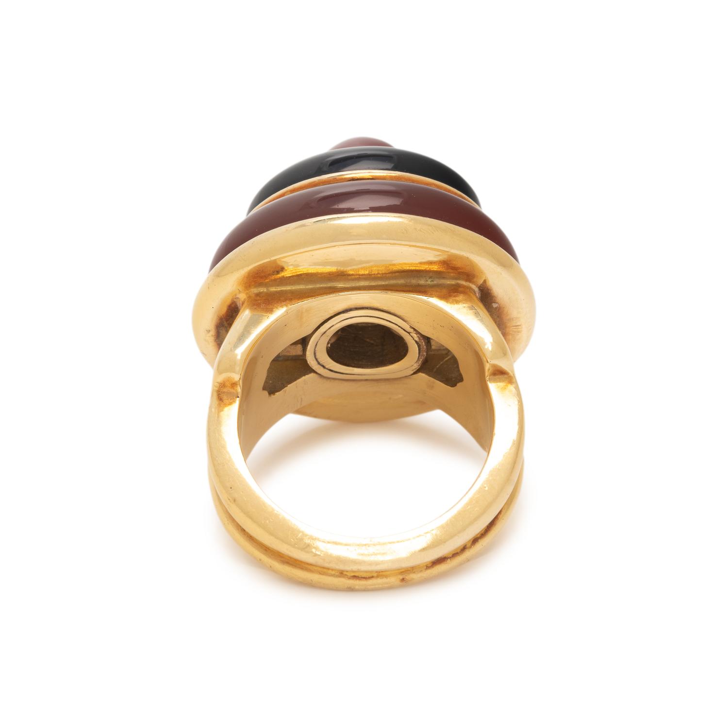 YELLOW GOLD, CARNELIAN AND ONYX RING