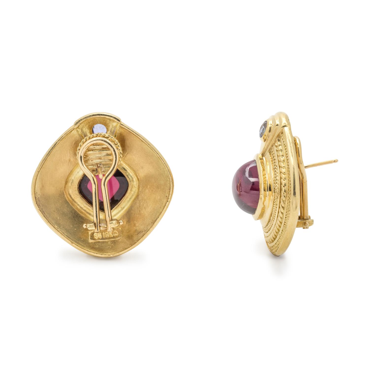 SEIDENGANG, YELLOW GOLD, GARNET AND TANZANITE EARCLIPS