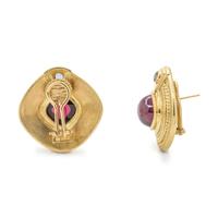 SEIDENGANG, YELLOW GOLD, GARNET AND TANZANITE EARCLIPS