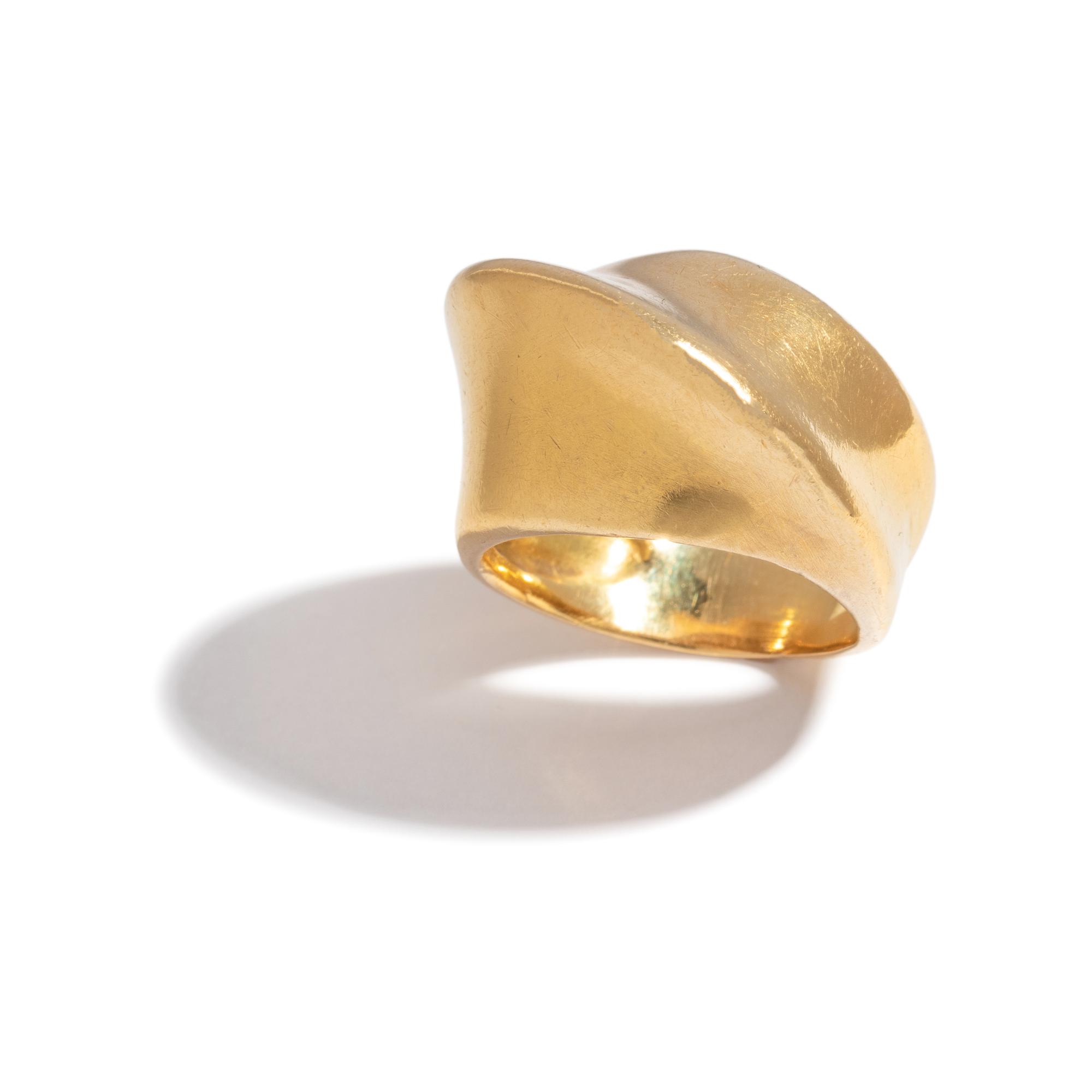 ANGELA CUMMINGS, YELLOW GOLD RING