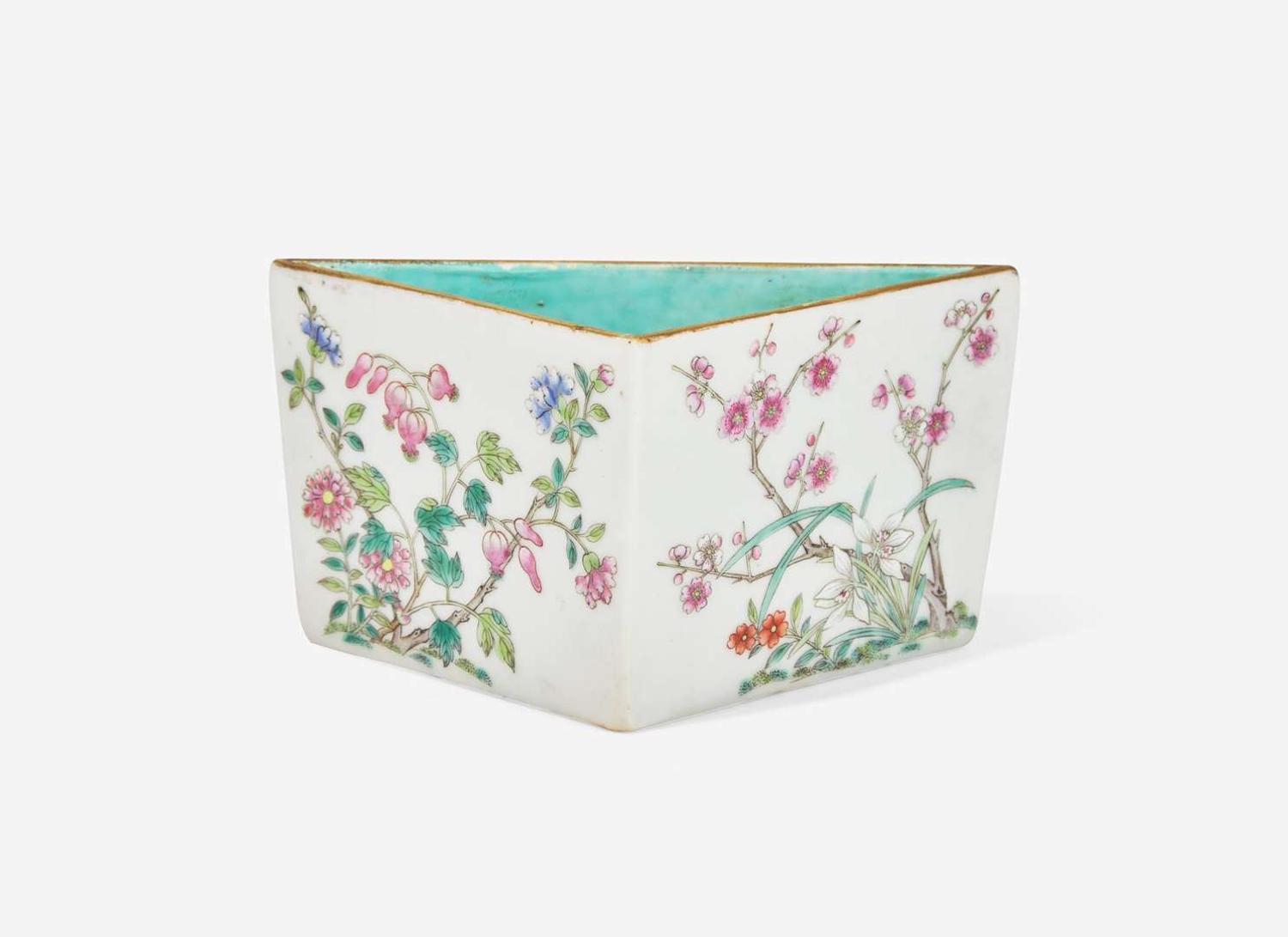 An unusual small Chinese triangular vase, Daoguang mark and possibly of the period 小花樽 道光款 可能為本朝