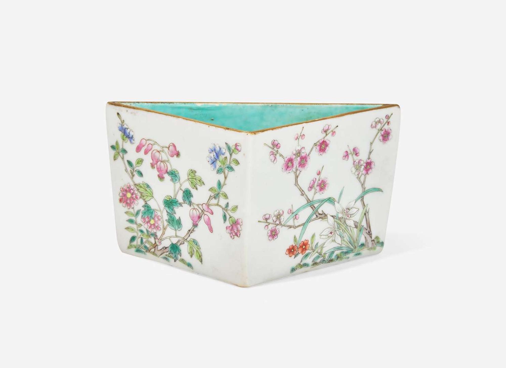 An unusual small Chinese triangular vase, Daoguang mark and possibly of the period 小花樽 道光款 可能為本朝