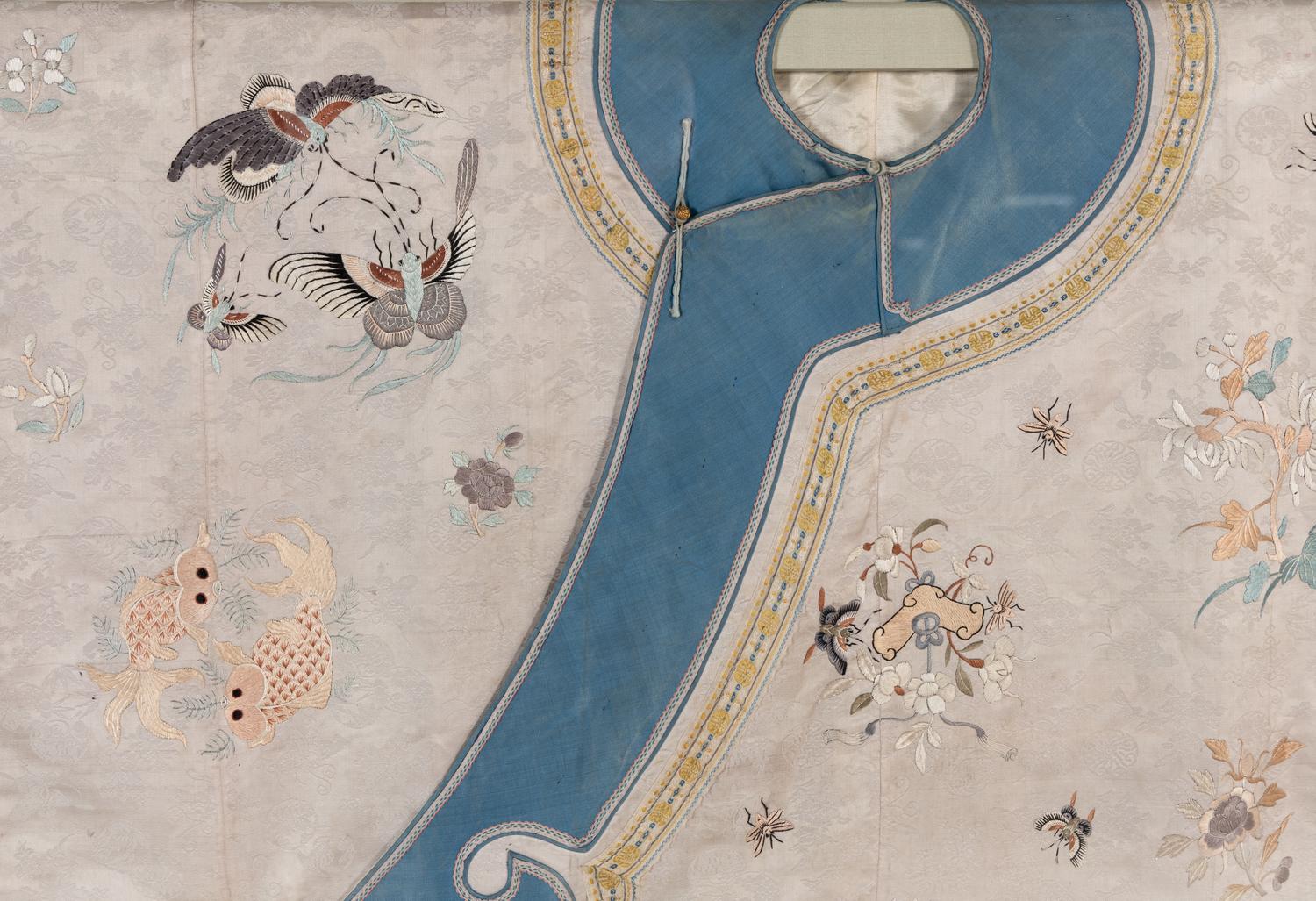 A Chinese Embroidered Silk Lady's Robe, 19th Century 清晚期 淺紫地繡花卉紋大襟如意頭女衫