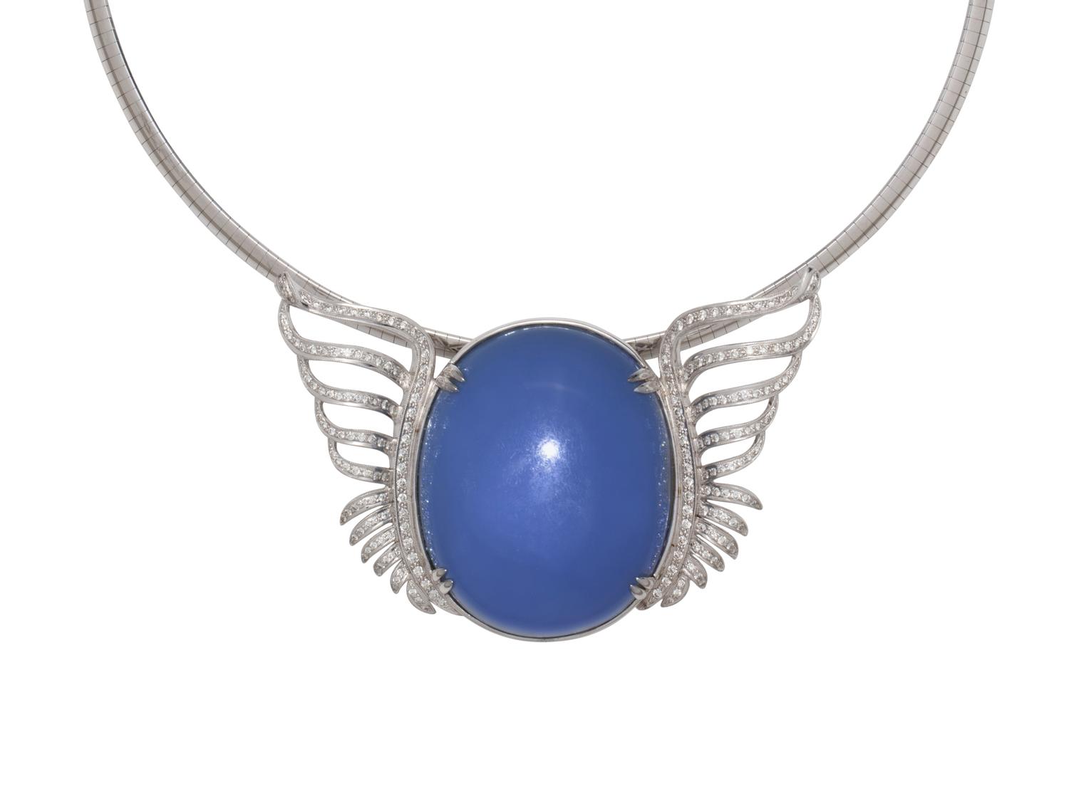 WHITE GOLD, CHALCEDONY AND DIAMOND PENDANT/BROOCH NECKLACE