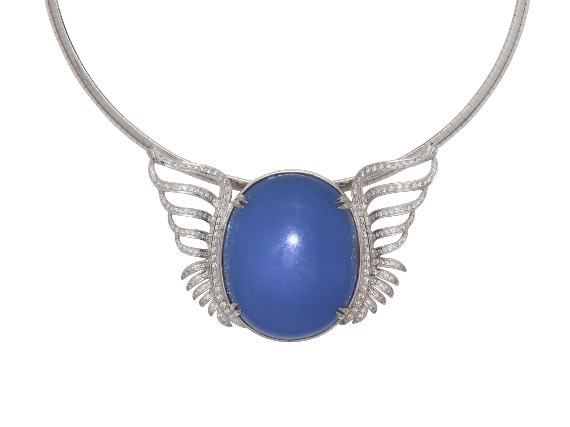 WHITE GOLD, CHALCEDONY AND DIAMOND PENDANT/BROOCH NECKLACE