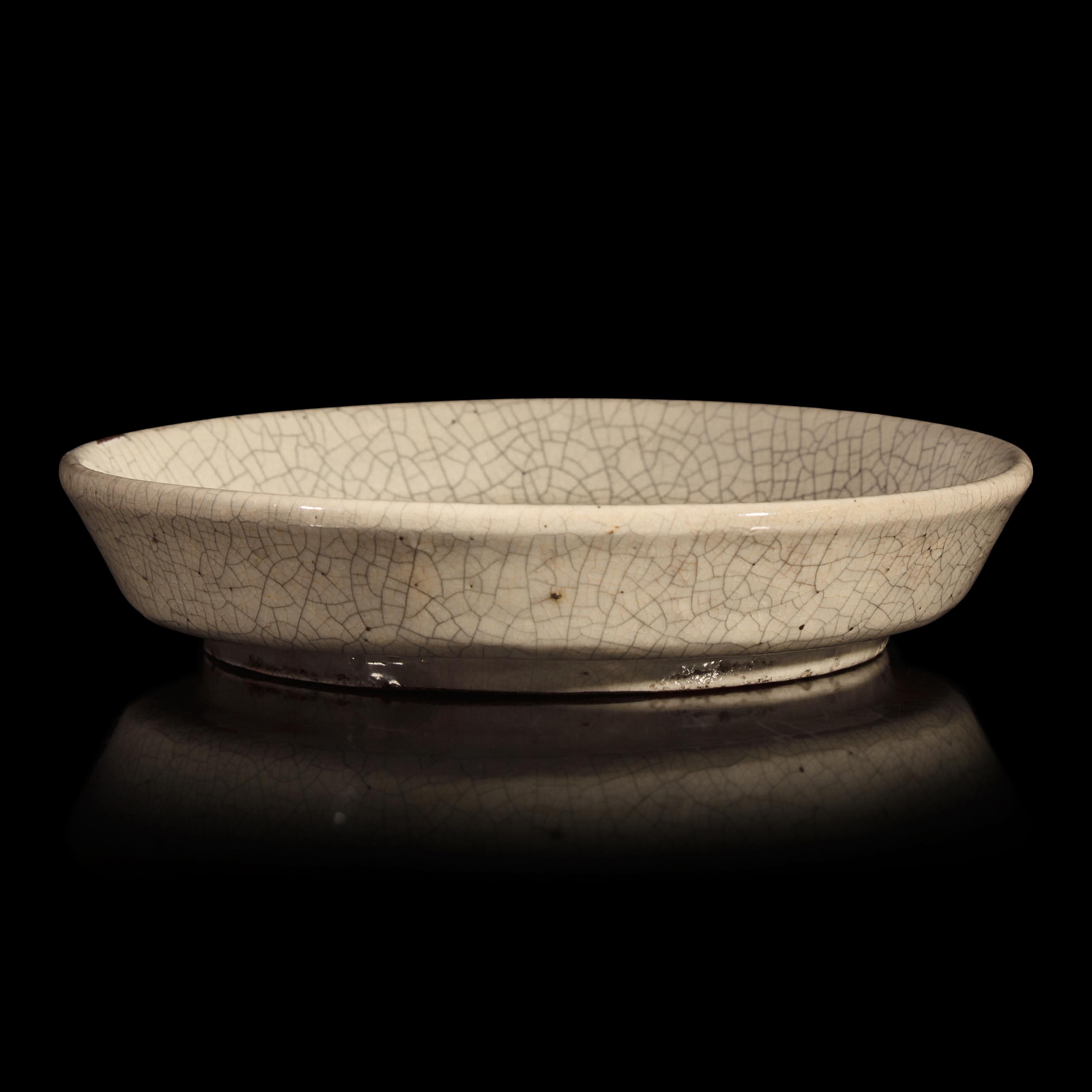 An Unusual Chinese Zhangzhou Ge-type Glazed Brushwasher, Late Ming to Early Qing Dynasty — 明末-清初 漳州窯仿哥窯洗