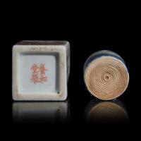 Two Chinese Porcelain Snuff Bottles, 19th-Early 20th Century 晚清民國 瓷質鼻煙壺一組兩件