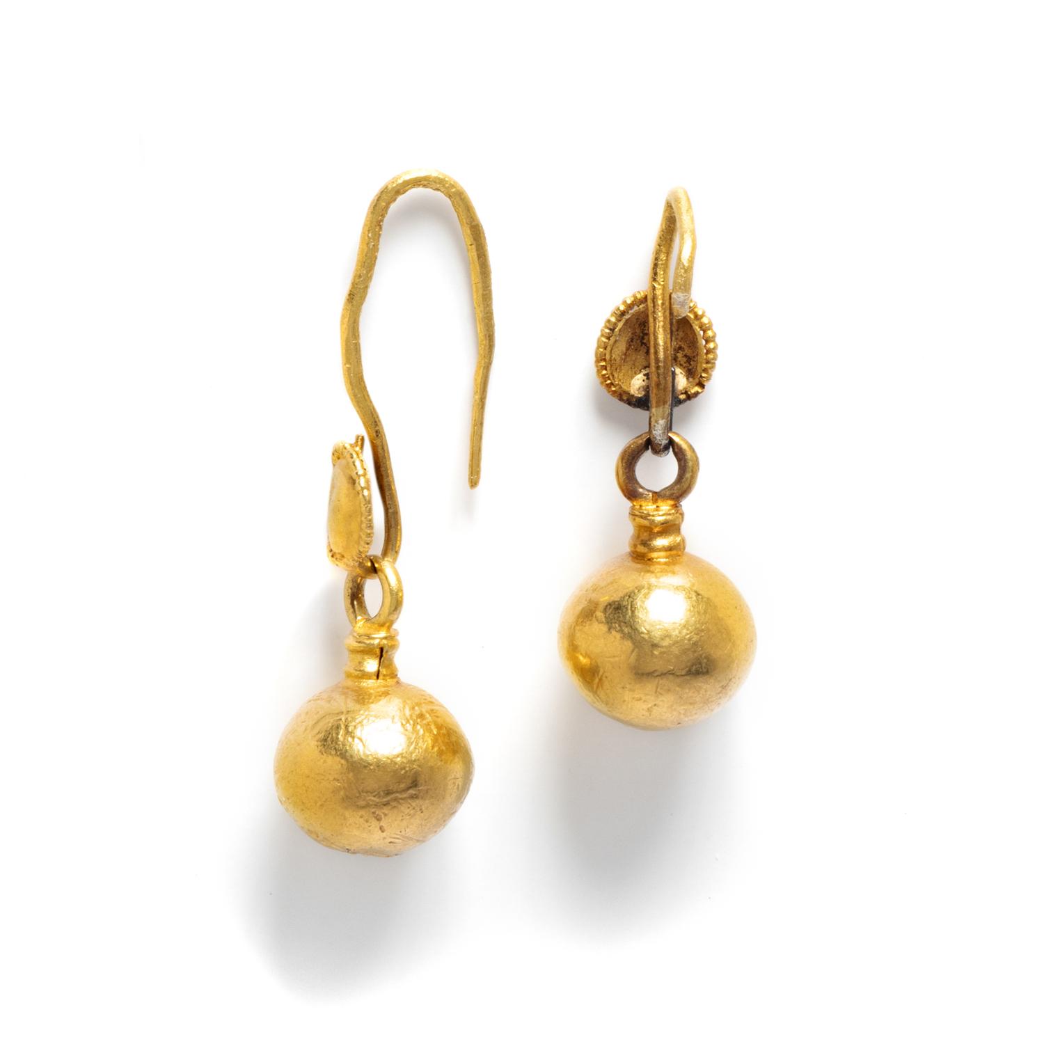 A Pair of Roman Gold Drop Earrings