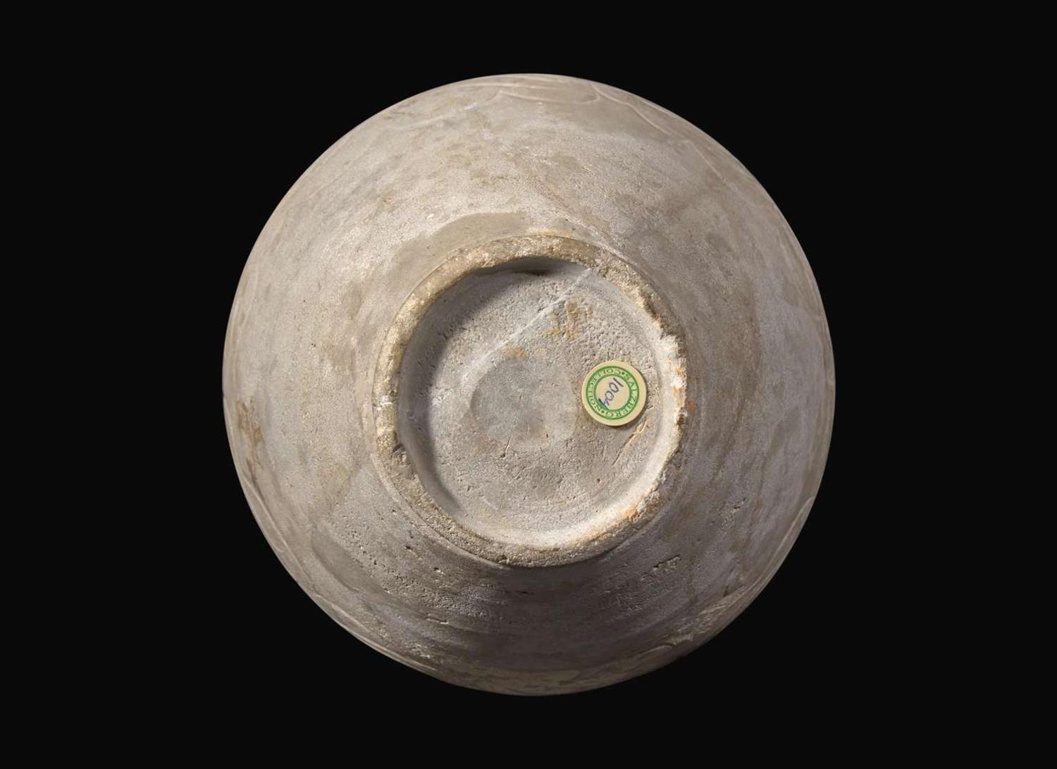 An unusual carved whiteware bottle vase, possibly Qingbai or Yueyao 白陶瓶 可能為青白或越窯