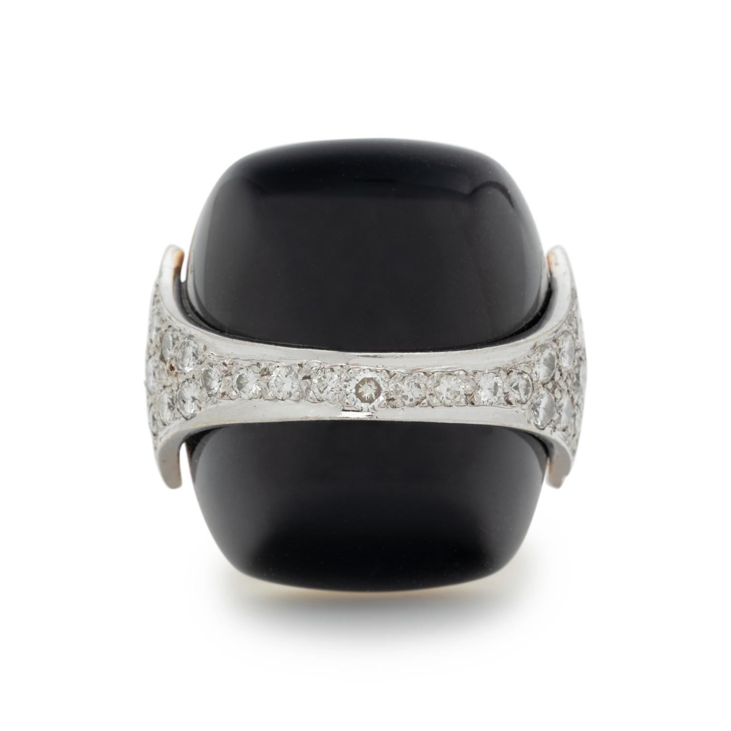 LA TRIOMPHE, BICOLOR GOLD, ONYX AND DIAMOND RING