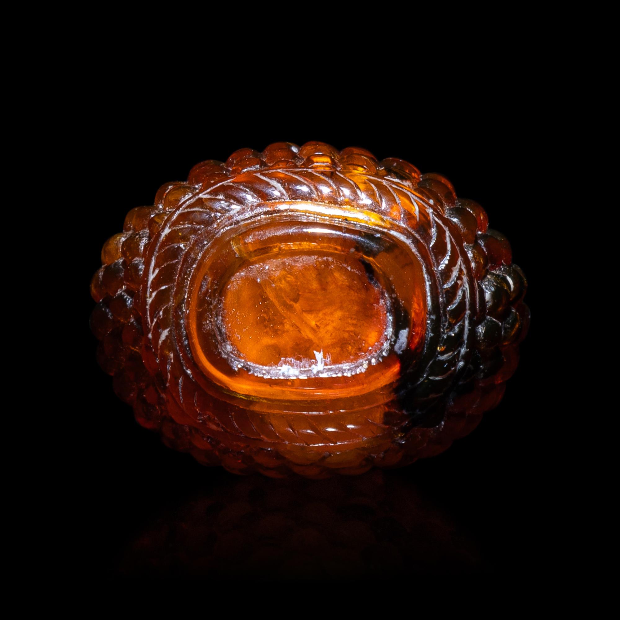 A Miniature Chinese Amber 'Basket Weave' Snuff Bottle, 19th Century 清晚期 琥珀籮紋鼻烟壺