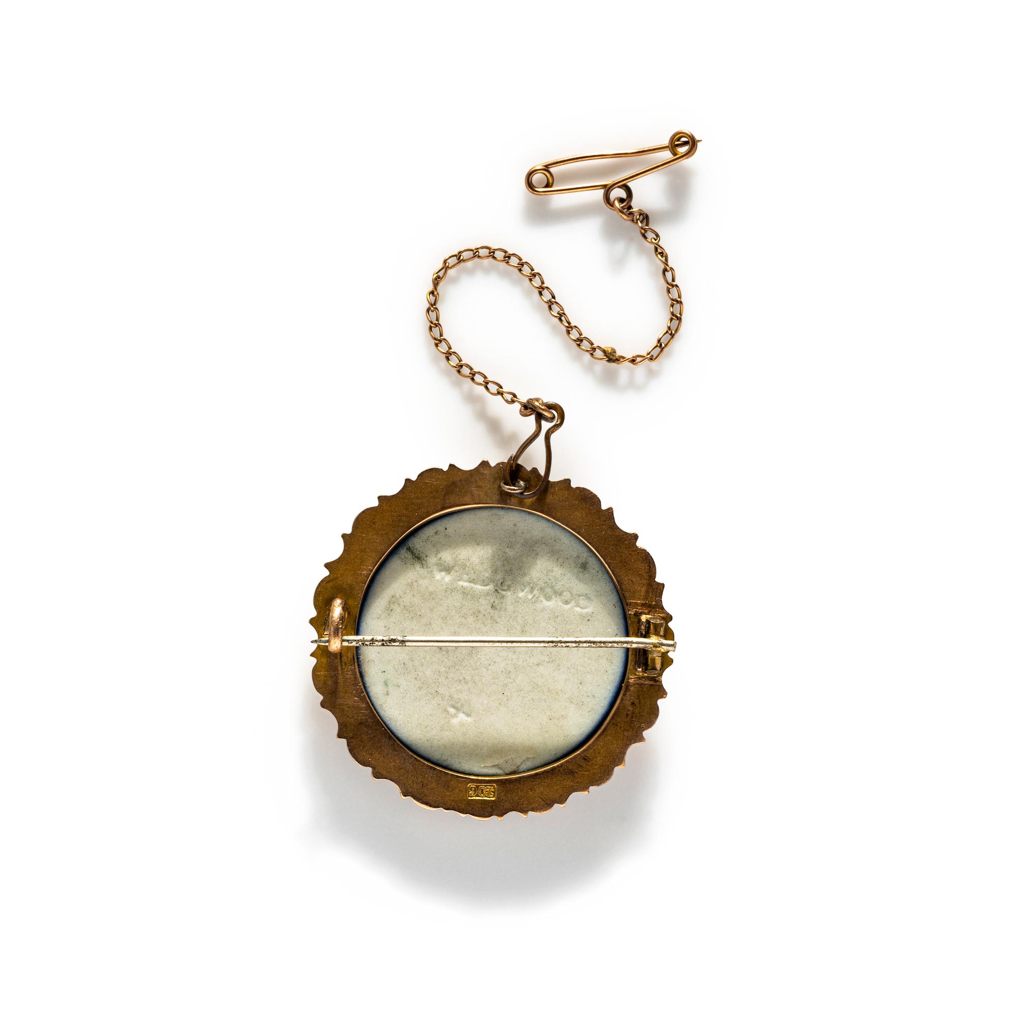 A Neoclassical Gold and Cameo Brooch with a Mourning Goddess
