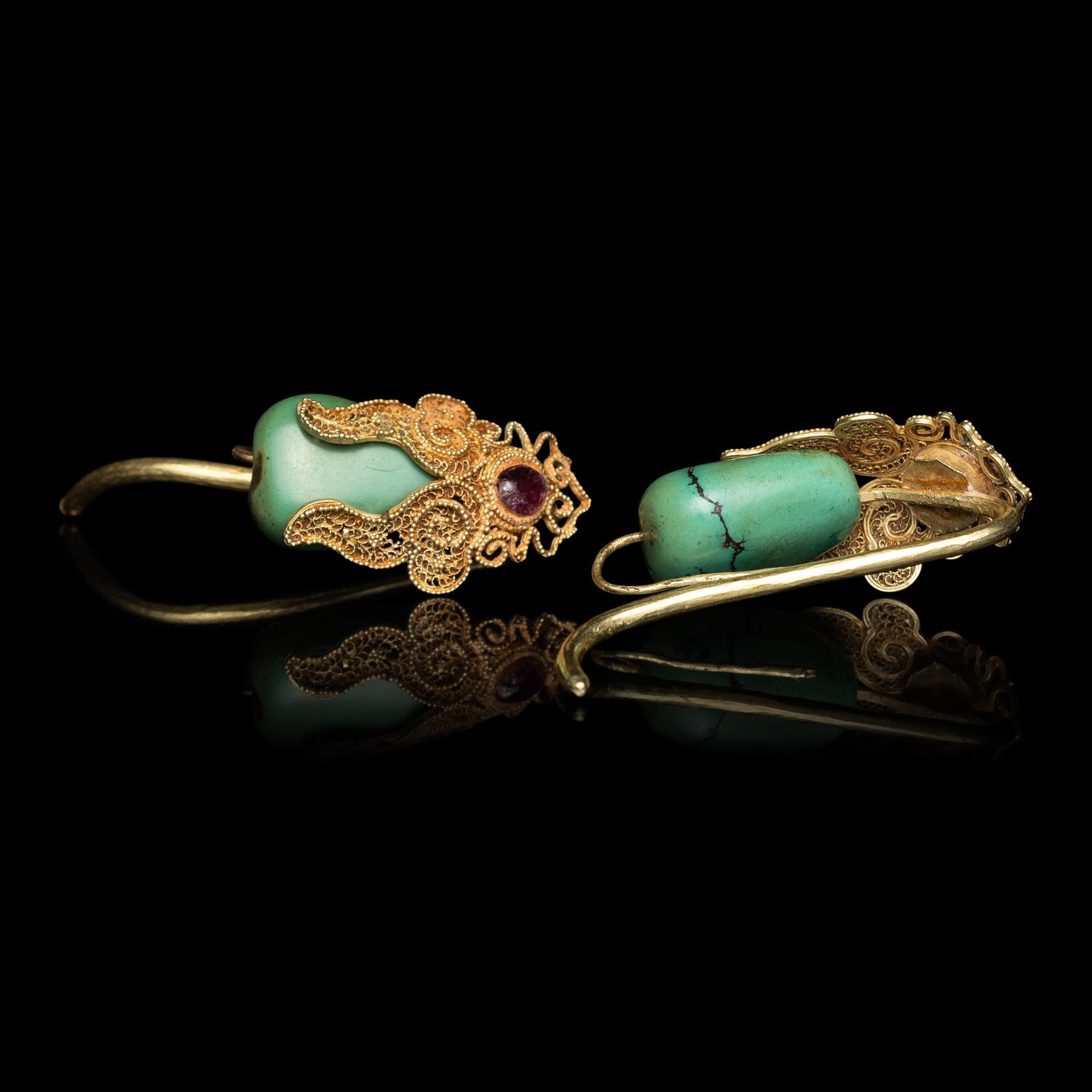 A Pair of Chinese Turquoise and Gold Filigree 'Eggplant' Earrings, Erhuan, Yuan Dynasty 元 金累絲鑲綠松石天茄式耳環一對