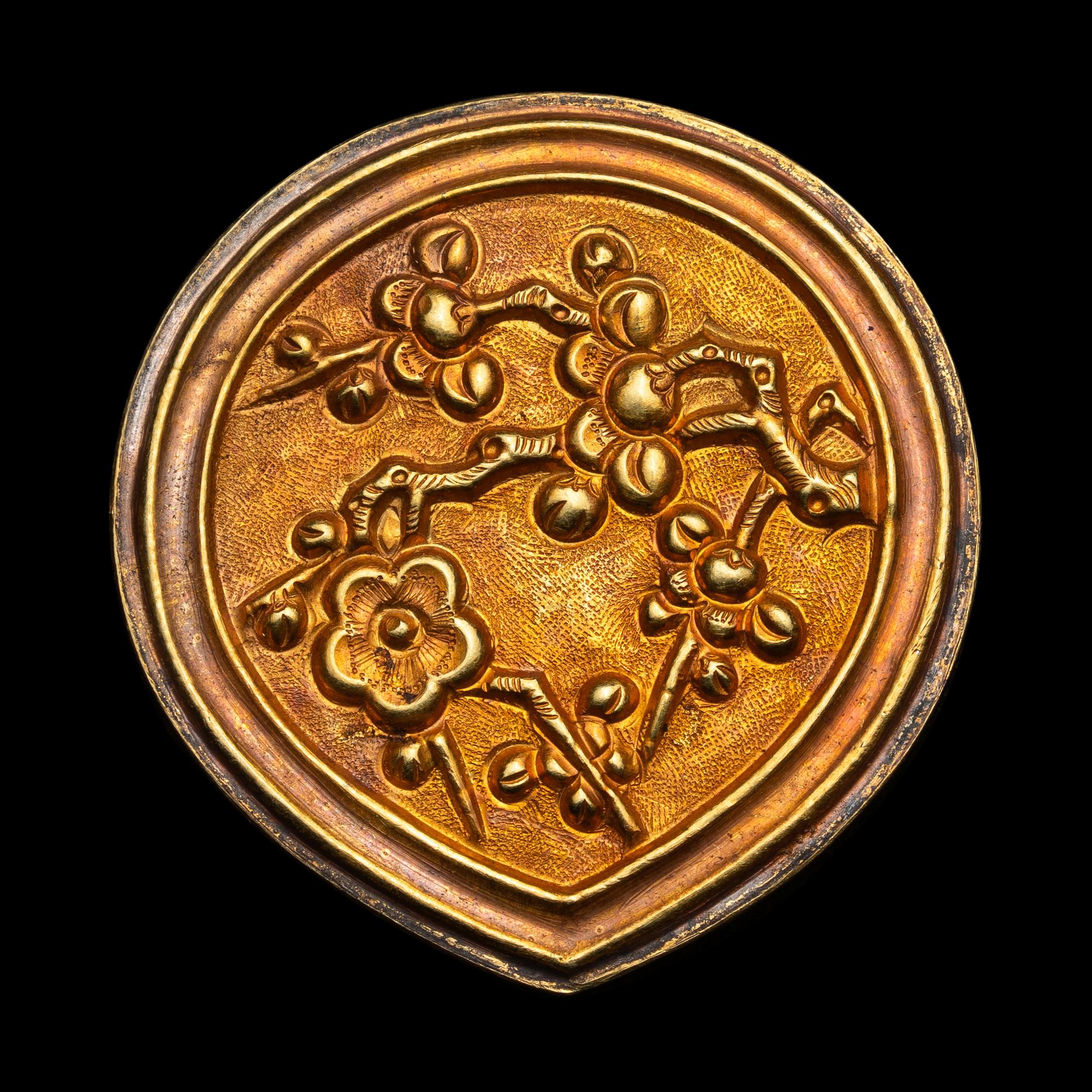 A Partial Set of Chinese Yellow Gold Belt Plaques, Ming Dynasty 明 四時花卉紋帶跨六件：三桃、兩排方、一小方（辅弼）